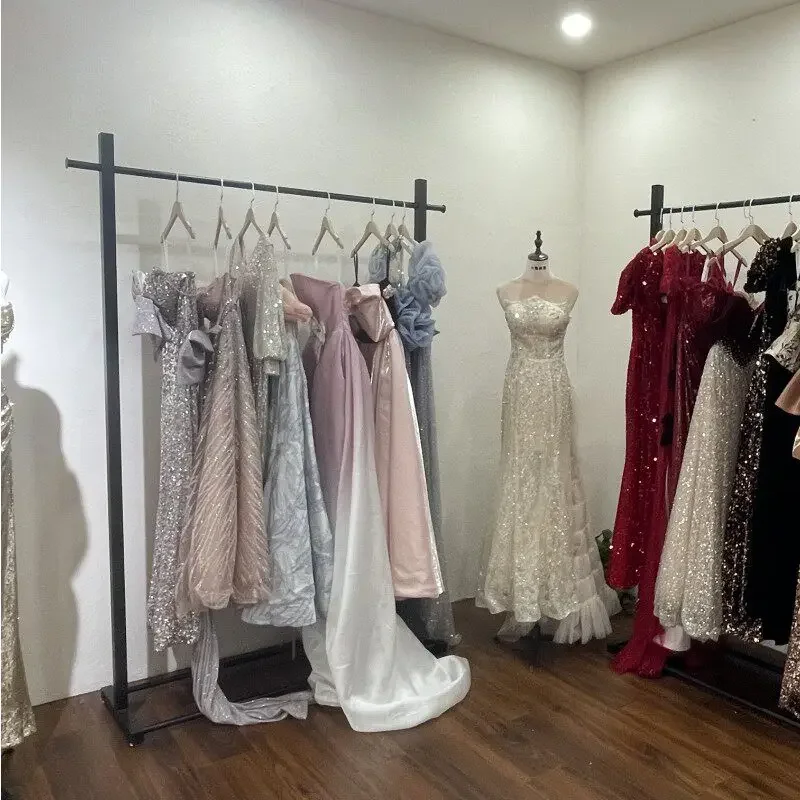 

Iron Artwork With Painted FinishDress Shelf Display Rack Floor-to-ceiling Trailing Wedding Dress Rack Simple Studio Display Rack