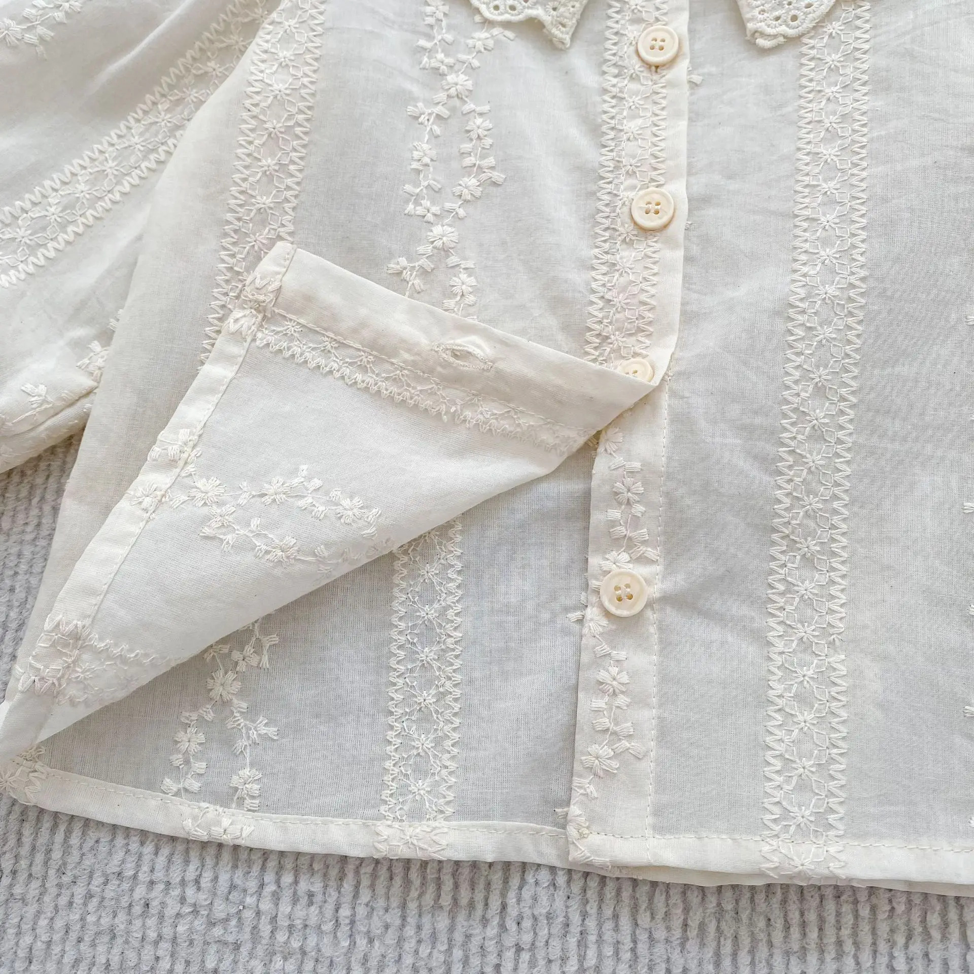 Kleinkind Mädchen Spitzenbluse mit Peter-Pan-Kragen, Vintage-Stickerei, Langarm-Rüschenmanschette, Süße Kinder-Oberteile für Frühling und Herbst – Detail 12