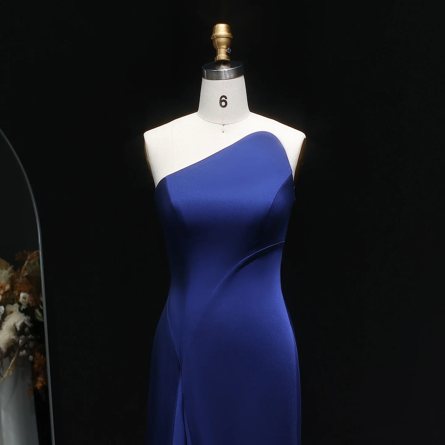 シャロンはエレガントなダークブルーのマーメイドイブニングドレス、シンプルなオフショルダーノースリーブ、女性用ウェディングパーティー2025 SF214カスタマイズと言った。