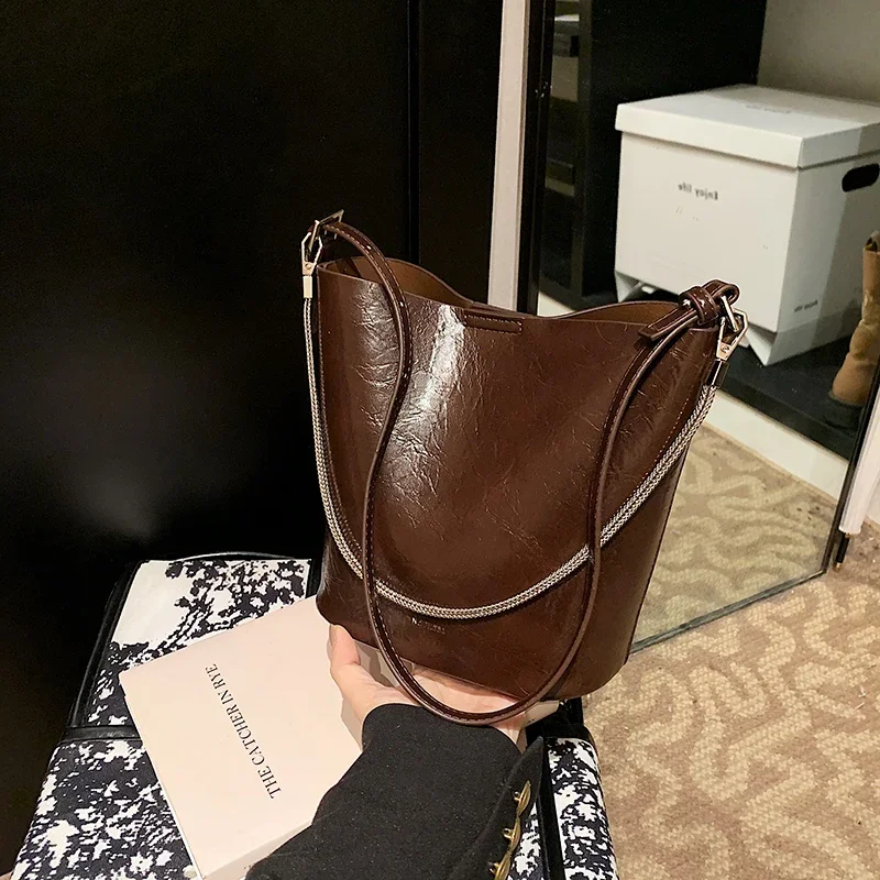 

2025 New Product Chain Simple PU Bucket Women's Handbag Large Capacity Trendy Fashion Solid Color Trendy Buckle Shoulder Bag