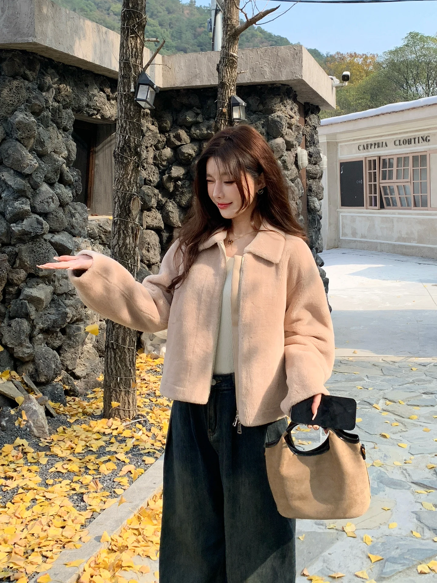 Novo Casaco Feminino 2025 de Couro e Lã com Gola de Zíper e Pelo de Cordeiro, Confortável e Quente para Uso Diário