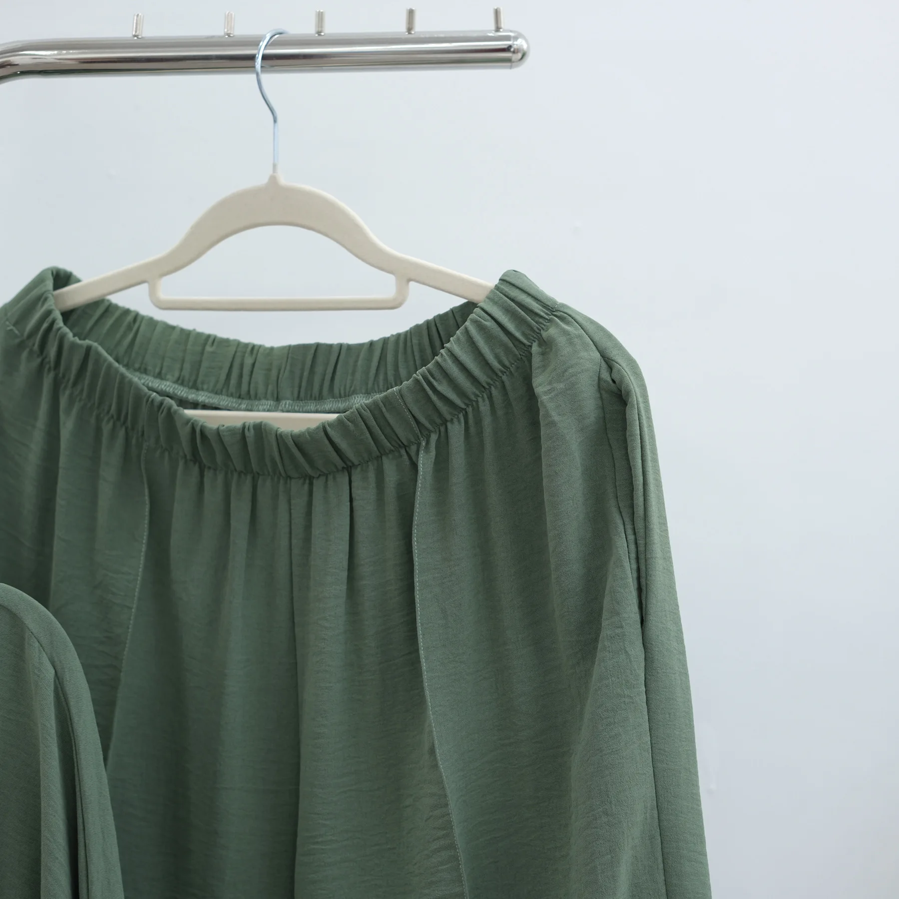 卸売 新ラマダン イード イスラム教徒向け 控えめなトルコ ドバイ アバヤ ジャズクレープ 女性用ムスリム カジュアルシャツブラウスとパンツのツーピースセット