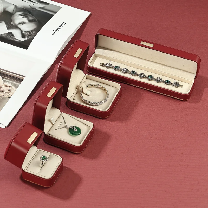 

Красная бархатная шкатулка для драгоценностей, элегантная шкатулка для хранения ювелирных изделий, можно хранить кольца и другие маленькие украшения, классический прямоугольный дизайн