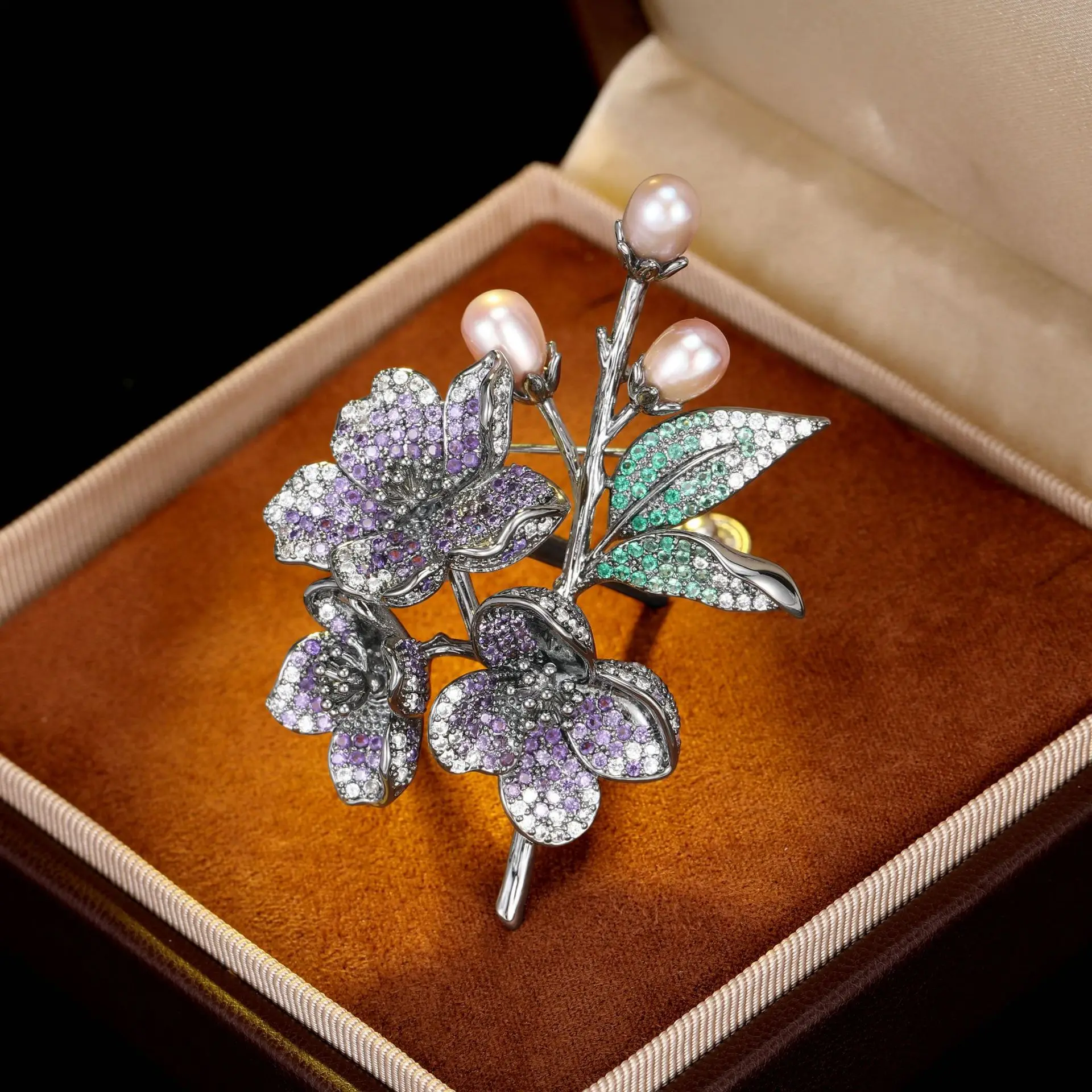 A high-end, luxurious and elegant flower brooch for women, a fashionable and light luxury overcoat suit, and a evening brooch