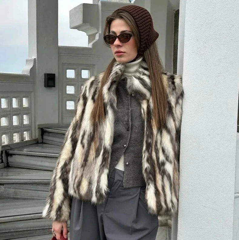 معطف فرو الثعلب بياقة واقفة لخريف وشتاء 2025 سترة من فرو الثعلب مخططة ومطبوعة من الفرو الصناعي للنساء والفتيات