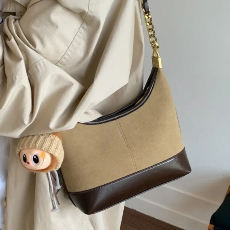 

Сумки через плечо для женщин. Дизайнерские сумки для женщин. Клатч-цепочка. Модная сумка через плечо. Женские сумки на плечо.