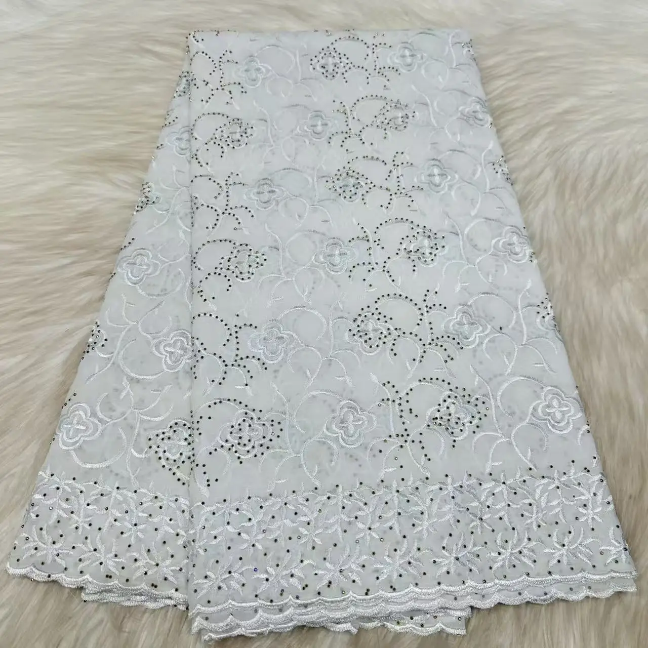 

Новинка: Белое хлопковое швейцарское кружево-вуаль с камнями, высококачественная африканская французская кружевная ткань 2026 для пошива праздничных платьев LYC2608