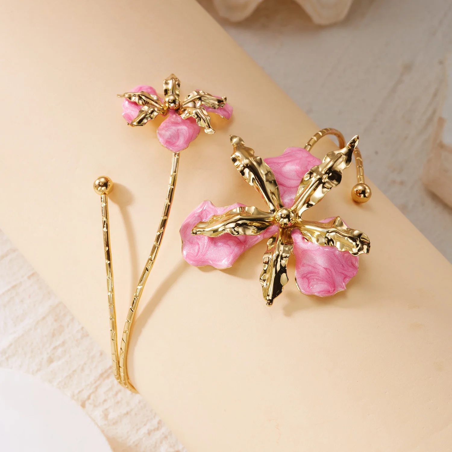 Elegantes, sexy florales Armreif-Design für Damen – Vintage-Emaille-Blumen-Oberarmreif für Party, Urlaub und als Schmuckgeschenk – Detail 3