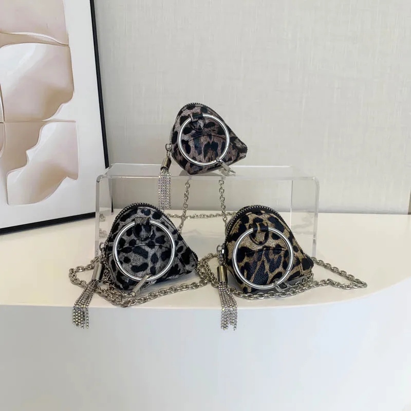 

Сумка на цепочке с леопардовым принтом 2025 года, ниша для женщин, модная нишевая сумка на плечо, с простой зажимом