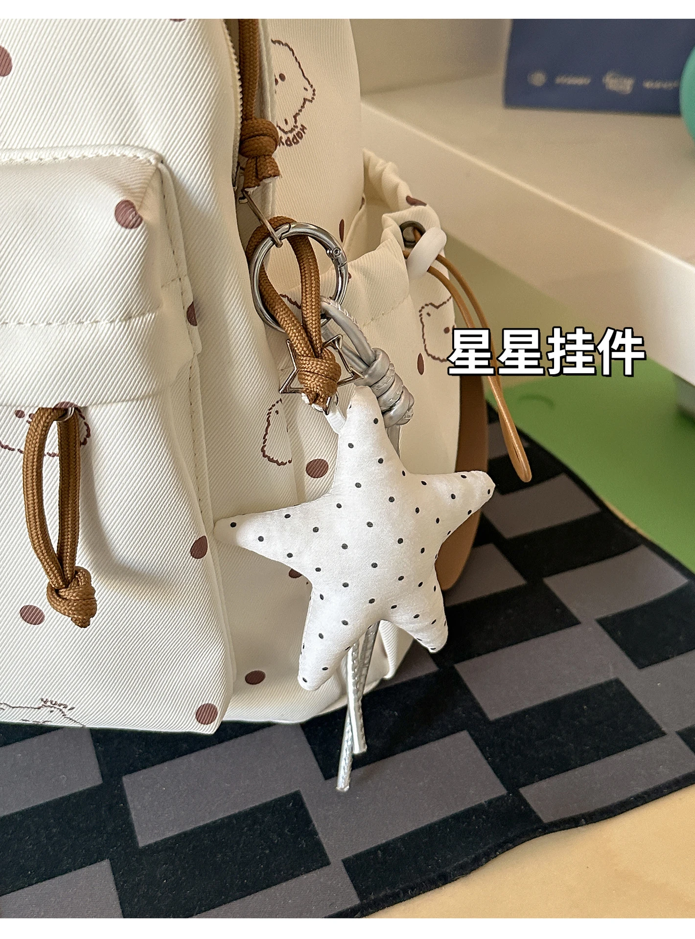 Neuer Studenten-Tagesrucksack aus Canvas für Damen mit Punktdruck und Flauschigem Bären-Patch, Leichte Schultasche für Teenager mit Stern-Anhänger – Detail 14