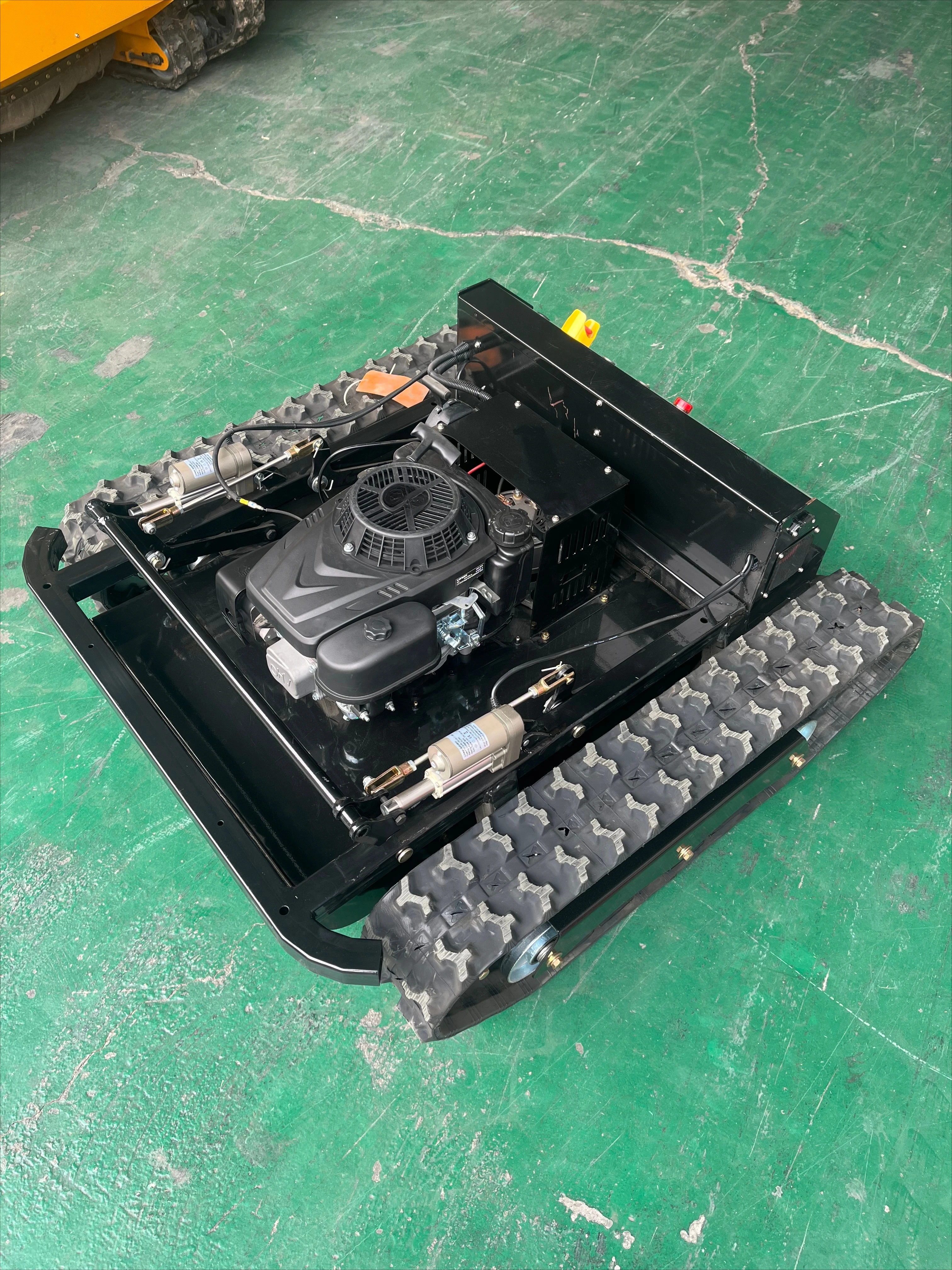 Image 7: Tondeuse à chenilles robuste télécommandée