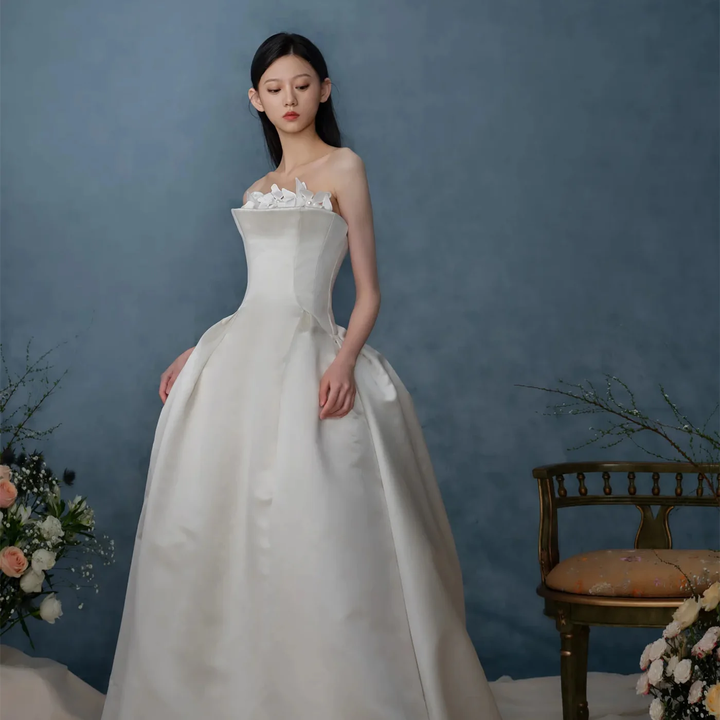 Strapless Satin Wedding Dress Handmade Floral Bridal Gown Lace Up Back Ball Gown Long Train Elegant Customied Vestido De Noiva