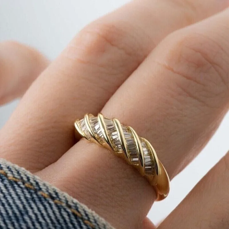 Fashionable spiral inlaid zircon ring, geometric ring, hand accessory, not easy to fade, copper ring, versatile for daily use