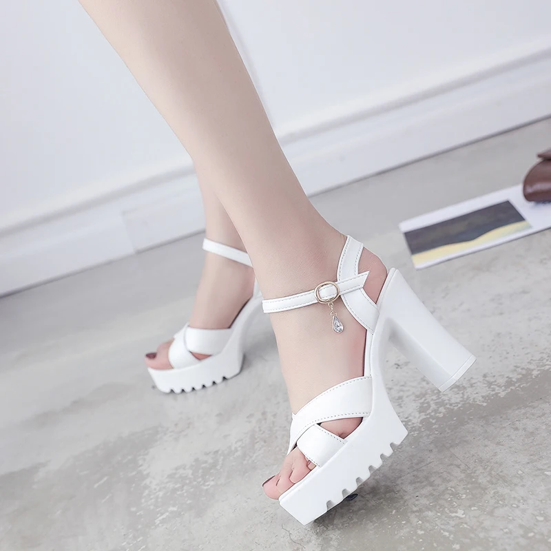 Sandali per donna una parola estate 2024 tacco largo scarpe da donna zeppa con piattaforma calzature impermeabili Chunky Super-high Beige