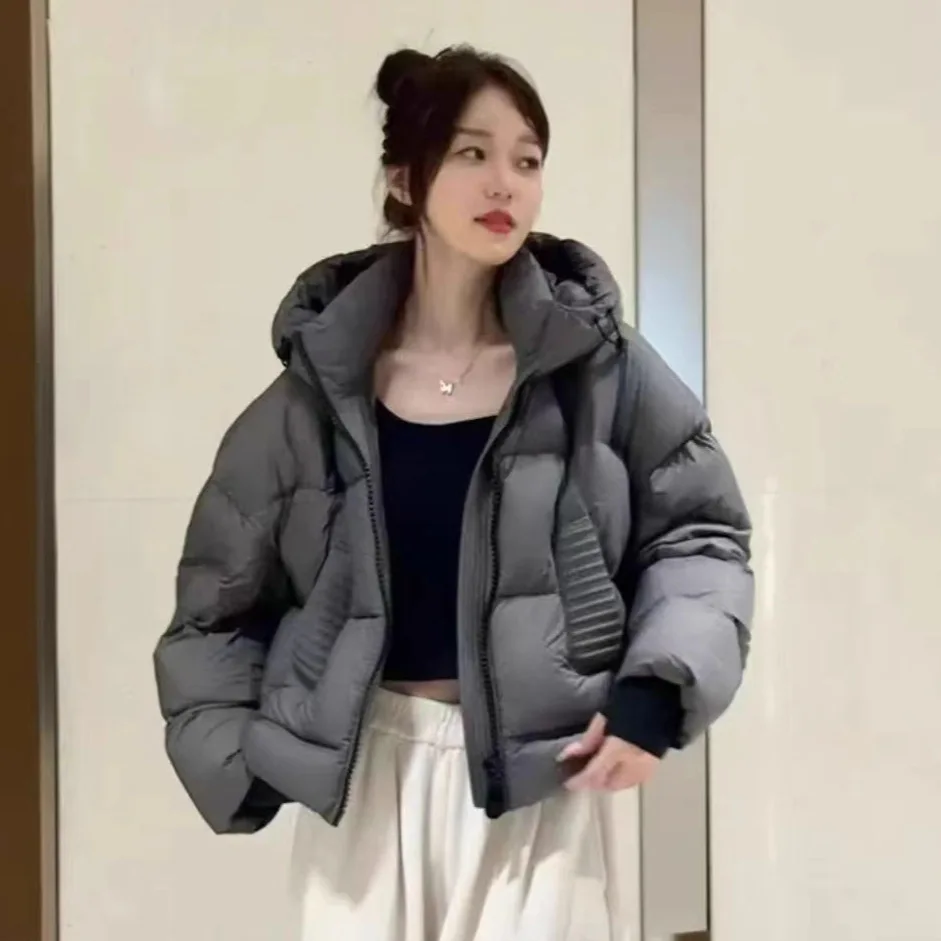 سترة نسائية شتوية جديدة لعام 2025 بغطاء للرأس قصيرة 90% من ريش البط الأبيض