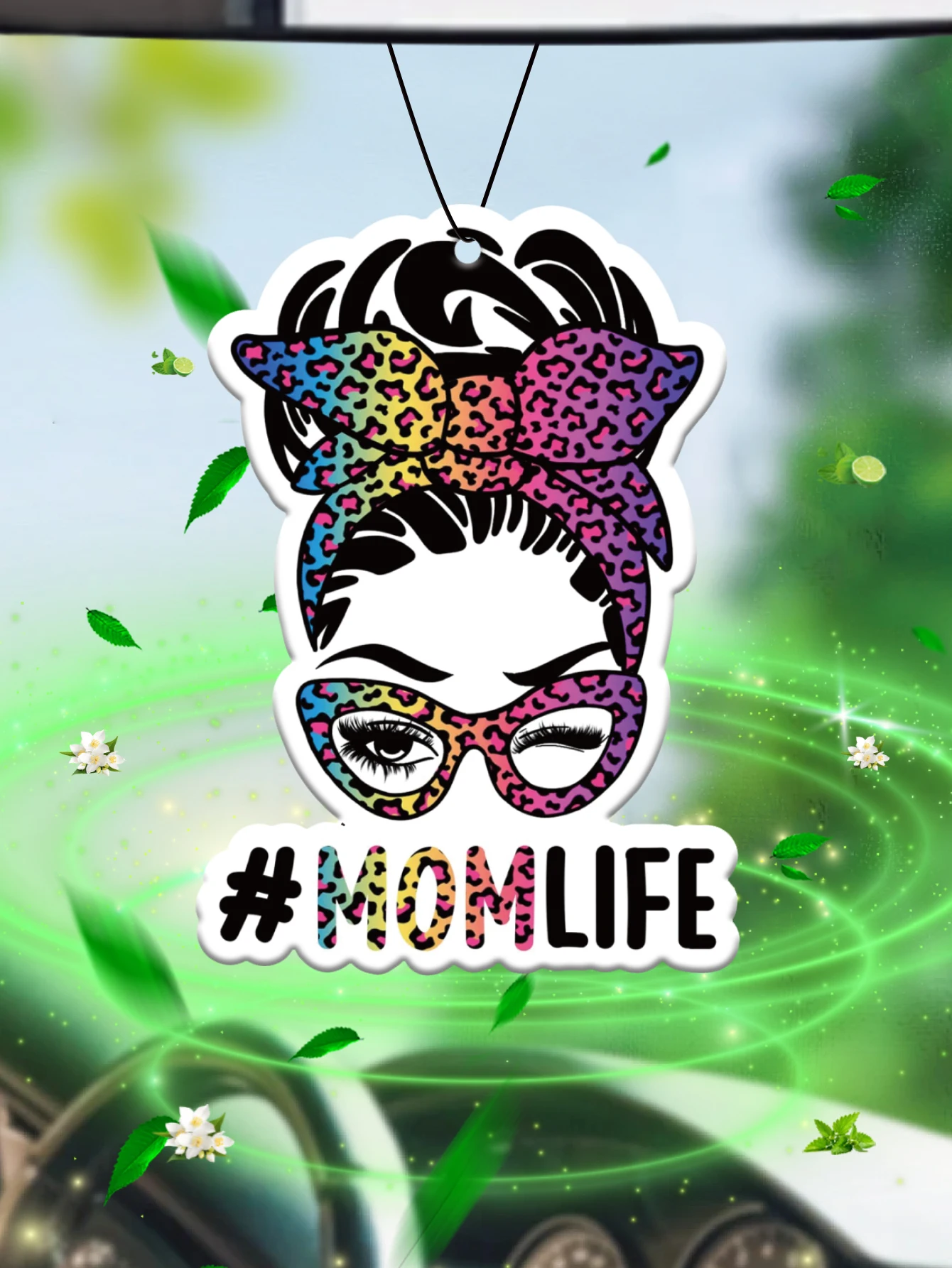 Mom's Life Coco (fragancia original de lujo/fragancia de diosa encantadora) Perfume de coche unisex y ambientador no tóxico | Aceites Esenciales Naturales y Comprimidos De Fragancias De Aromaterapia (Noroali/Promelo/Cedro) | Tipo colgante y se puede utilizar como clip de ventilación | Fragancia duradera durante 60-90 días | Desodoriza y purificar el aire | Adecuado para uso en automóviles, hogares, armarios y baños. | Diseño de animación de dibujos animados | El mismo modelo que la exhibición de la tienda