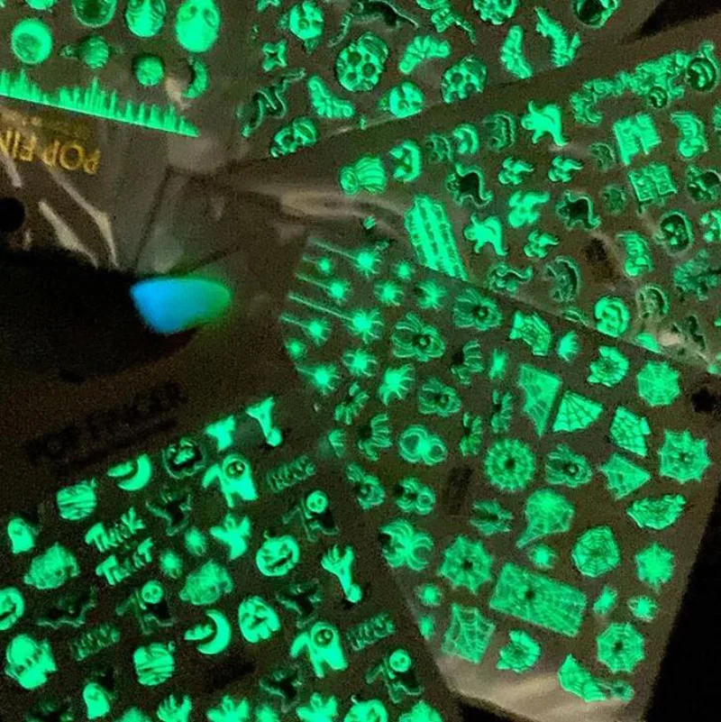1 foglio di adesivi luminosi per unghie per la decorazione della festa di Halloween teschio orribile 3D autoadesivo incandescente al buio decalcomanie per Nail Art