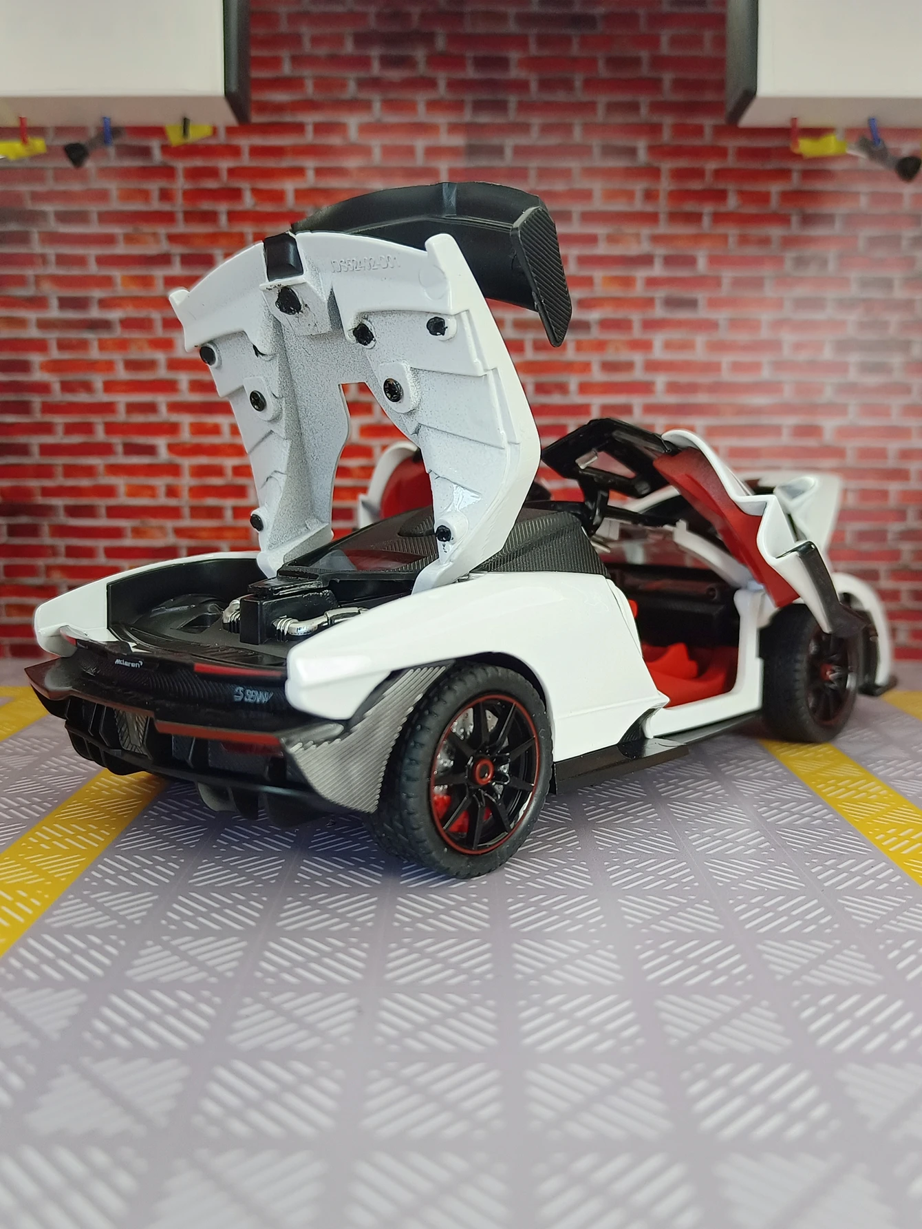 1:24 simulación McLaren Senna puertas de modelo de coche de aleación y capó de motor, el maletero se puede abrir detalles ricos, mano de obra fina