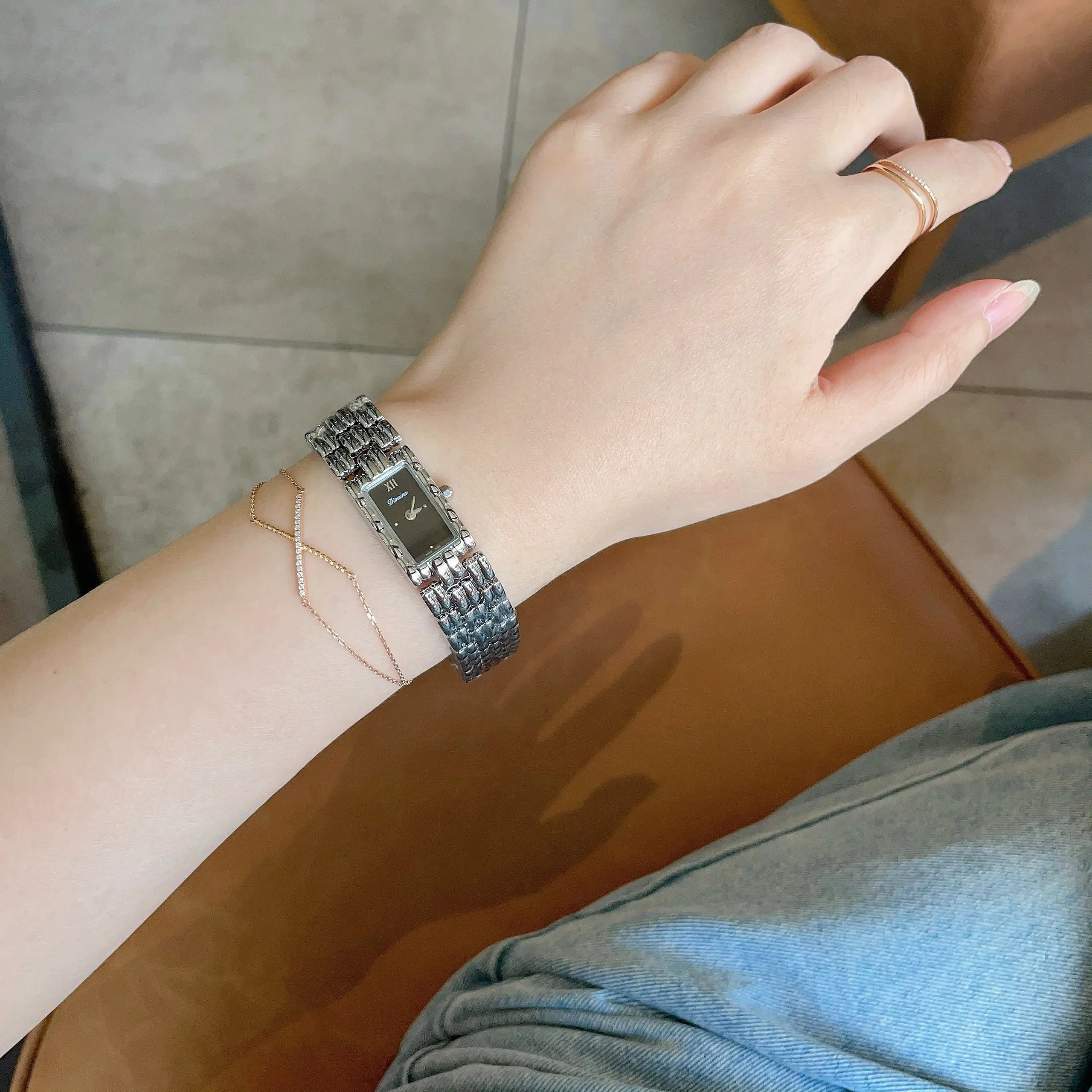 New retro women's watch, simple and elegant, light luxury, vintage small sugar cube style bracelet gold watch, clock accessory.