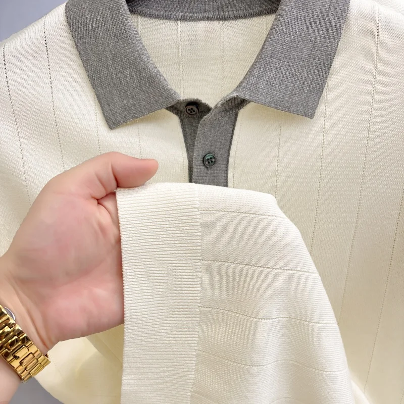 Hochwertiges gestricktes gestreiftes Kurzarm-Poloshirt für Herren, modisch, luxuriös, sommerlich, weich, bequem, lässig, farblich abgesetzt, mit Reverskragen. – Detail 21