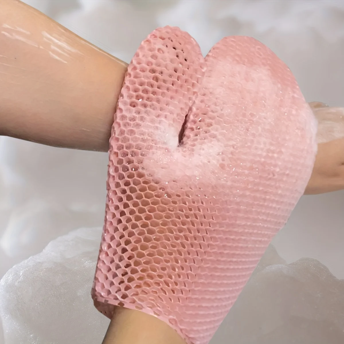 Pink TPU material honeycomb exfoliating gloves for the face and body, innovative production process, three-dimensional honeycomb woven structure (non-injection-molded); Breathable, skin-friendly feel, highly elastic suitable for body showers