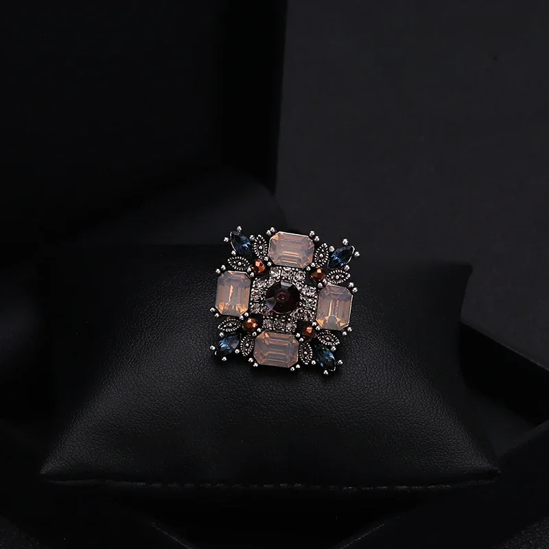 Retro Crystal Geometric Square All-Match Small Brooch Suit Corsage Accessory Korean Luxury High-End Sweater Neckline Pin Jewelry