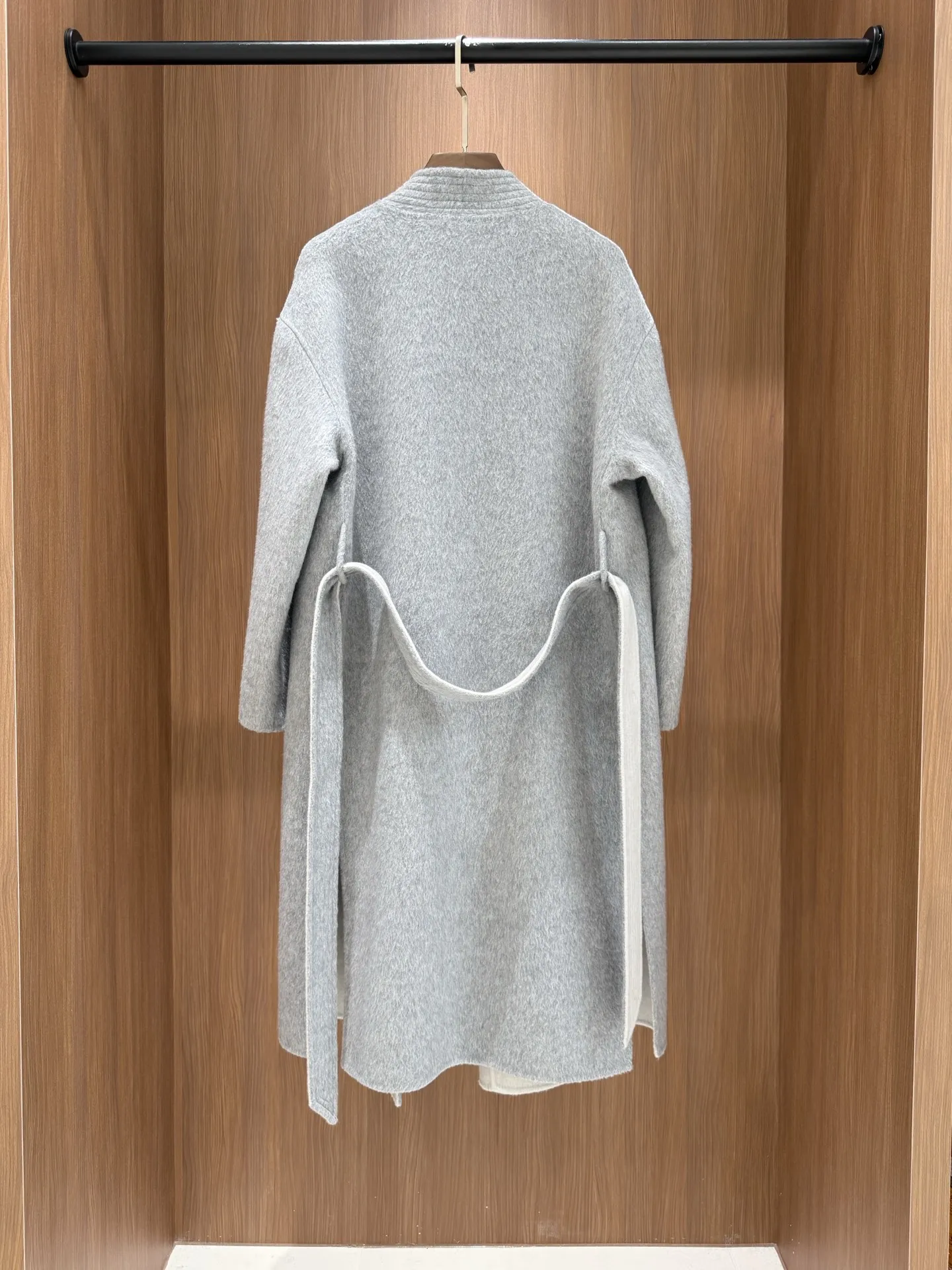 2025 ملابس نسائية معطف واق من المطر متوسط الطول بحزام عالي الجودة 1025