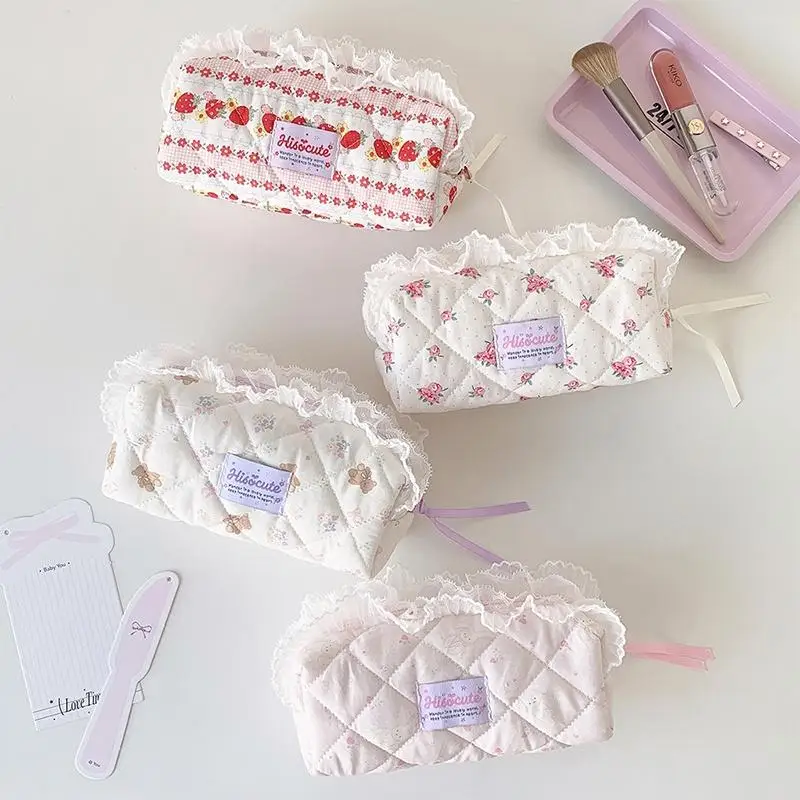 Niedliche, mit Spitze verzierte, gesteppte Kosmetiktasche mit großem Fassungsvermögen und hübschen Blumenmuster, ideal für die tägliche Aufbewahrung von Make-up, für Reisen und den Schulgebrauch. – Detail 6