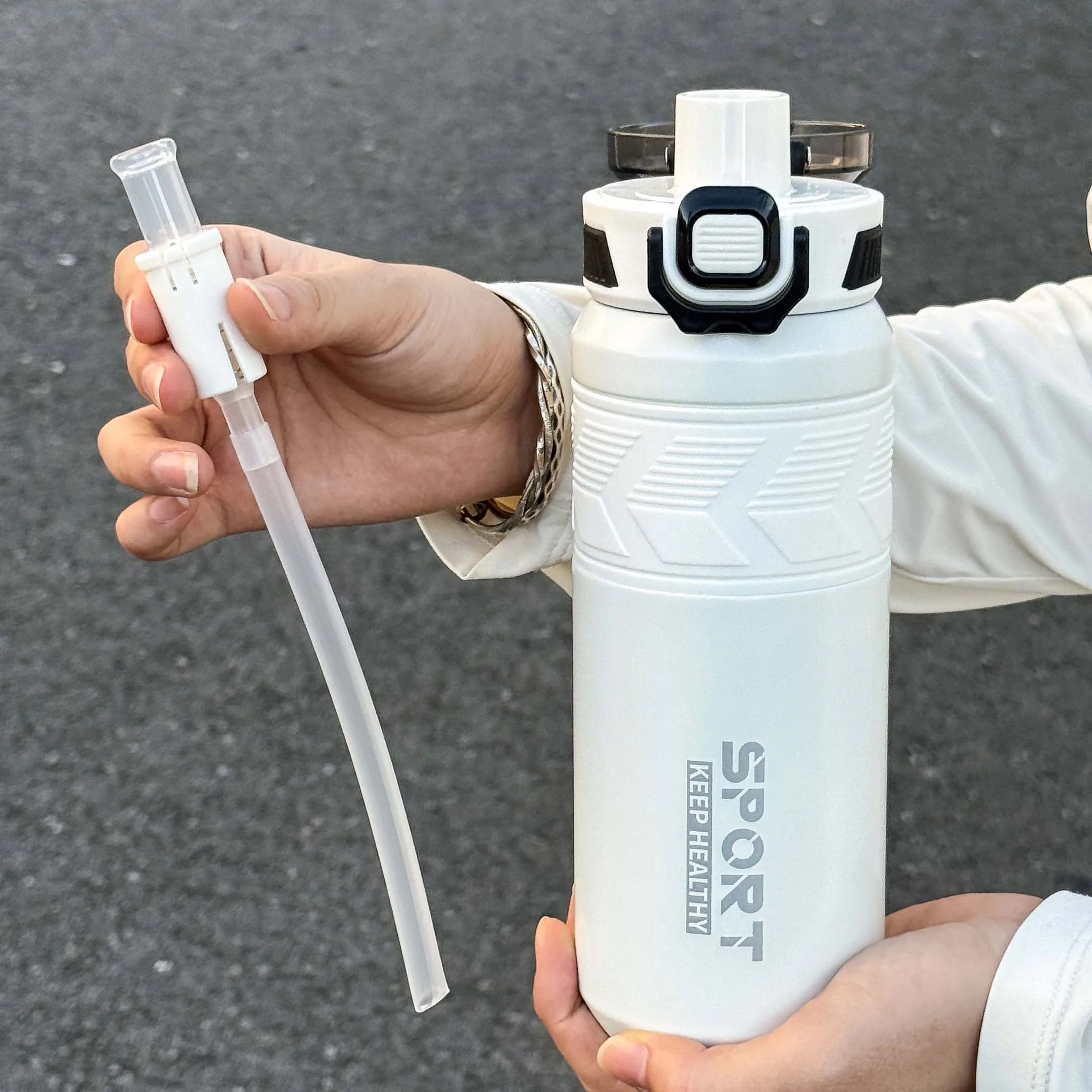 قطعة واحدة من كوب ترمس من الفولاذ المقاوم للصدأ عصري سعة 650 مل، زجاجة مياه حرارية عصرية مزدوجة الشرب، محمولة بمقبض للخارج