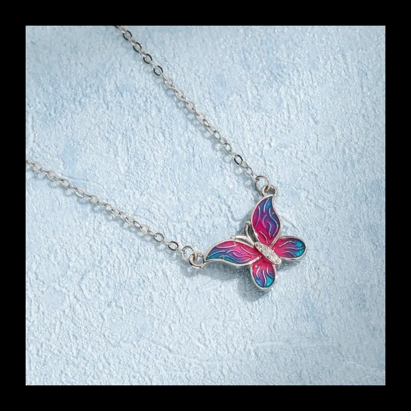 الرجعية S925 الفضة الاسترليني مسحوق أزرق جديد تغيير تدريجي الايبوكسي فراشة قلادة الأزياء الخفيفة الفاخرة عالية الشعور قلادة ومي