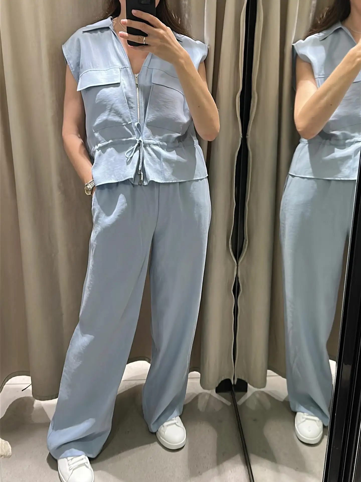 ชุดเสื้อแขนกุดคอวีติดซิปแต่งลูกไม้ผูกเชือก + กางเกงขายาวทรงหลวมเอวยางยืดสไตล์ลำลองสีกลาง