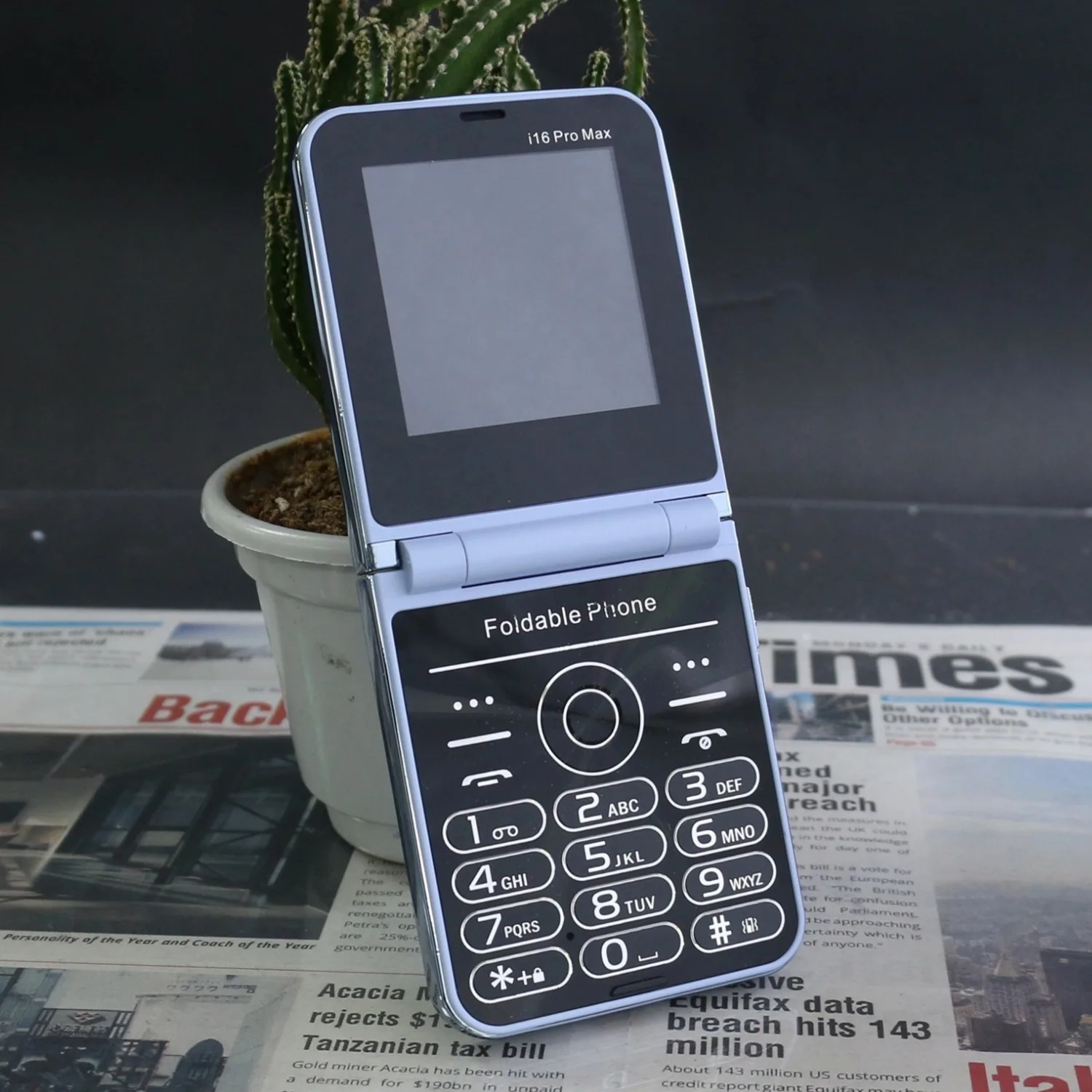 Nice Girl's Flip Push-Button Mobile Phone Four 4 Sim Quick Call Blacklist Low Radiation Torch Portable Pocket Thin Cellphone