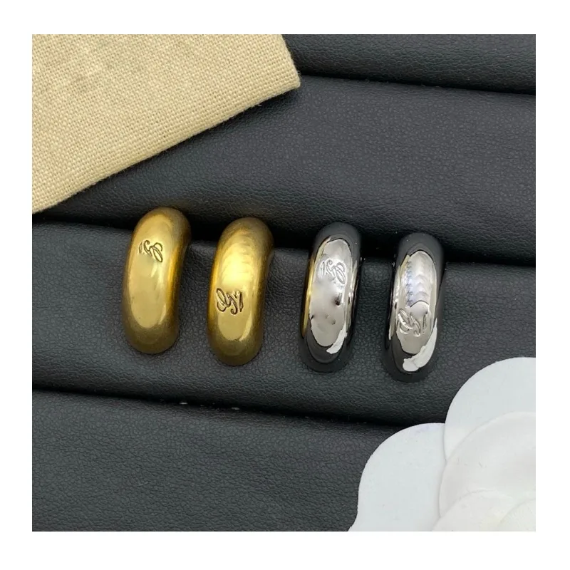 

New Classic Retro Stud Earrings Women's Fashion Light Luxury Simple Glossy Earrings Temperament Classic Earrings