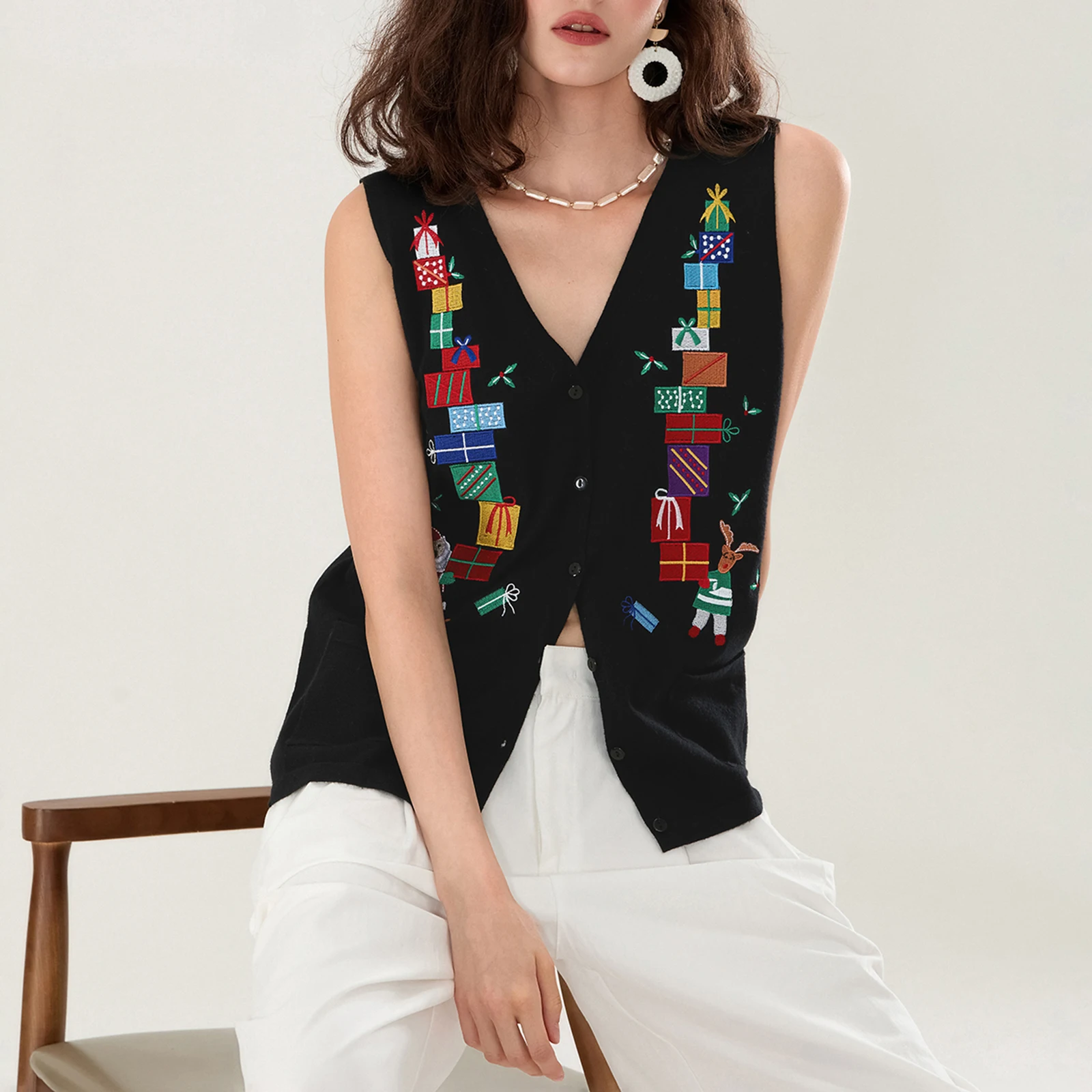 FUFUCAILLM Women Vintage Aesthetic Christmas Sweater Vest Holiday Santa Embroidery Button Cardigan Vest 2025 Knitted V Neck Tank