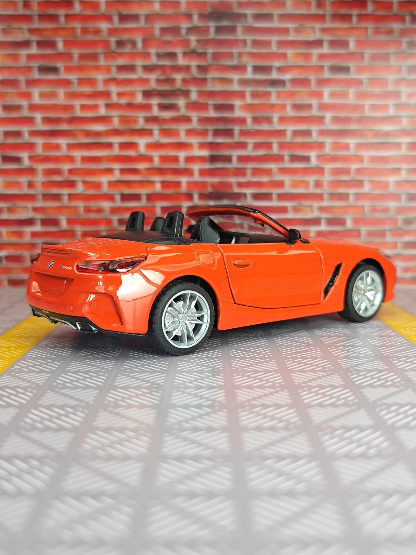 

Модель автомобиля BMW Z4 M40i в масштабе 1:30, кабриолет, двери открываются, имитация звука и света.