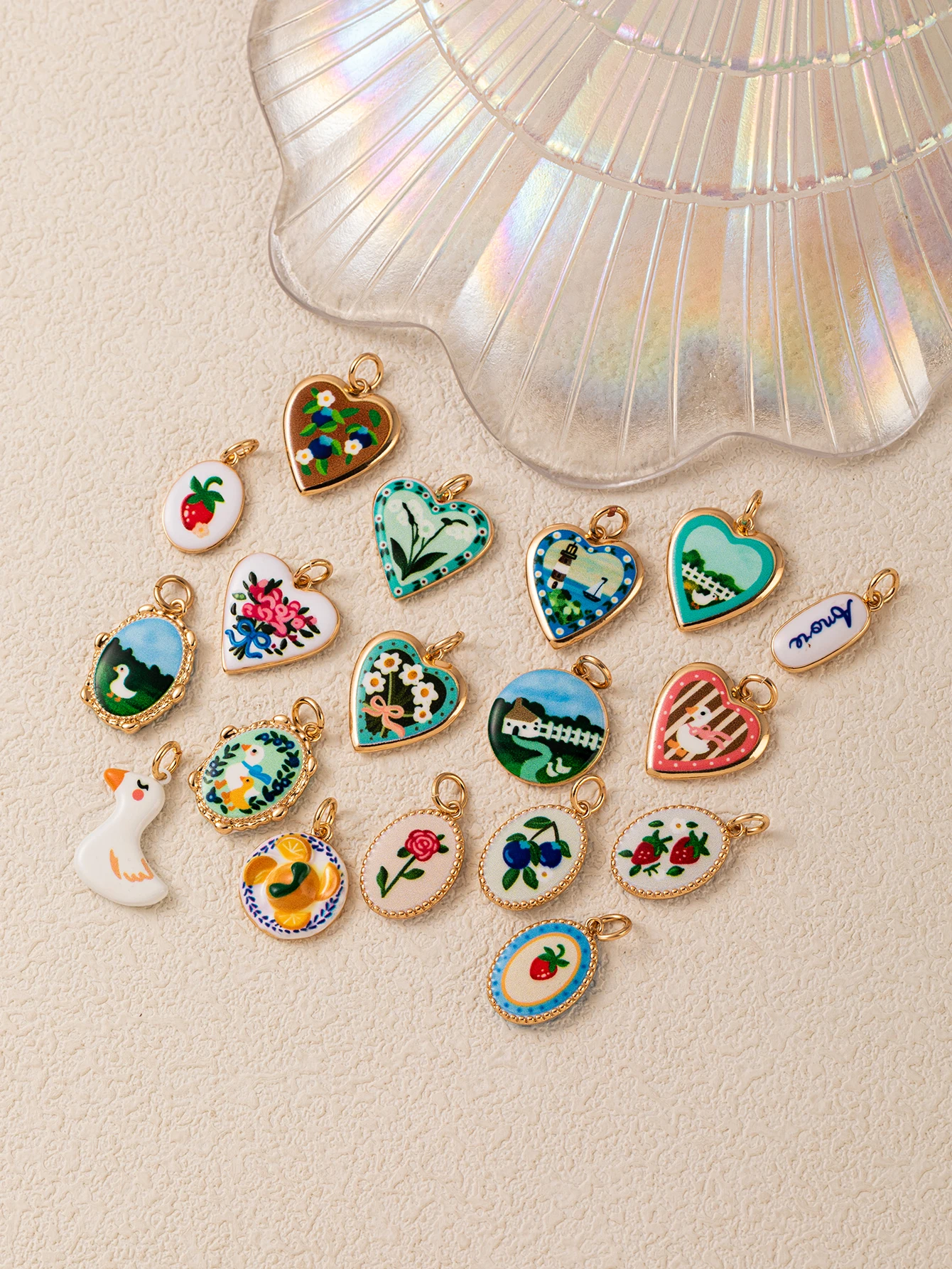 Vielseitige DIY-Anhänger im ländlichen Stil mit Blaubeeren-, Erdbeer- und Rosenmotiven für Schmuck. – Detail 2