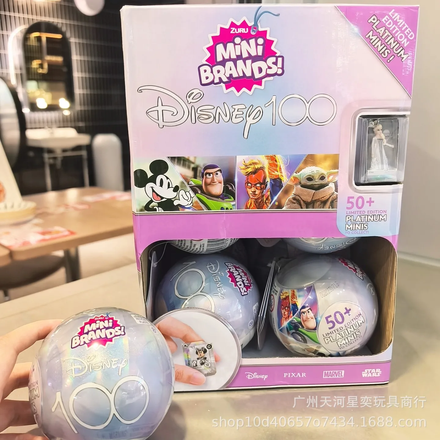 Original Zuru Mini Brands Disney 100, Edición Limitada, Bola Sorpresa Platino, Más de 50 Minis Coleccionables para Niños, Pixar, Marvel, Star Wars