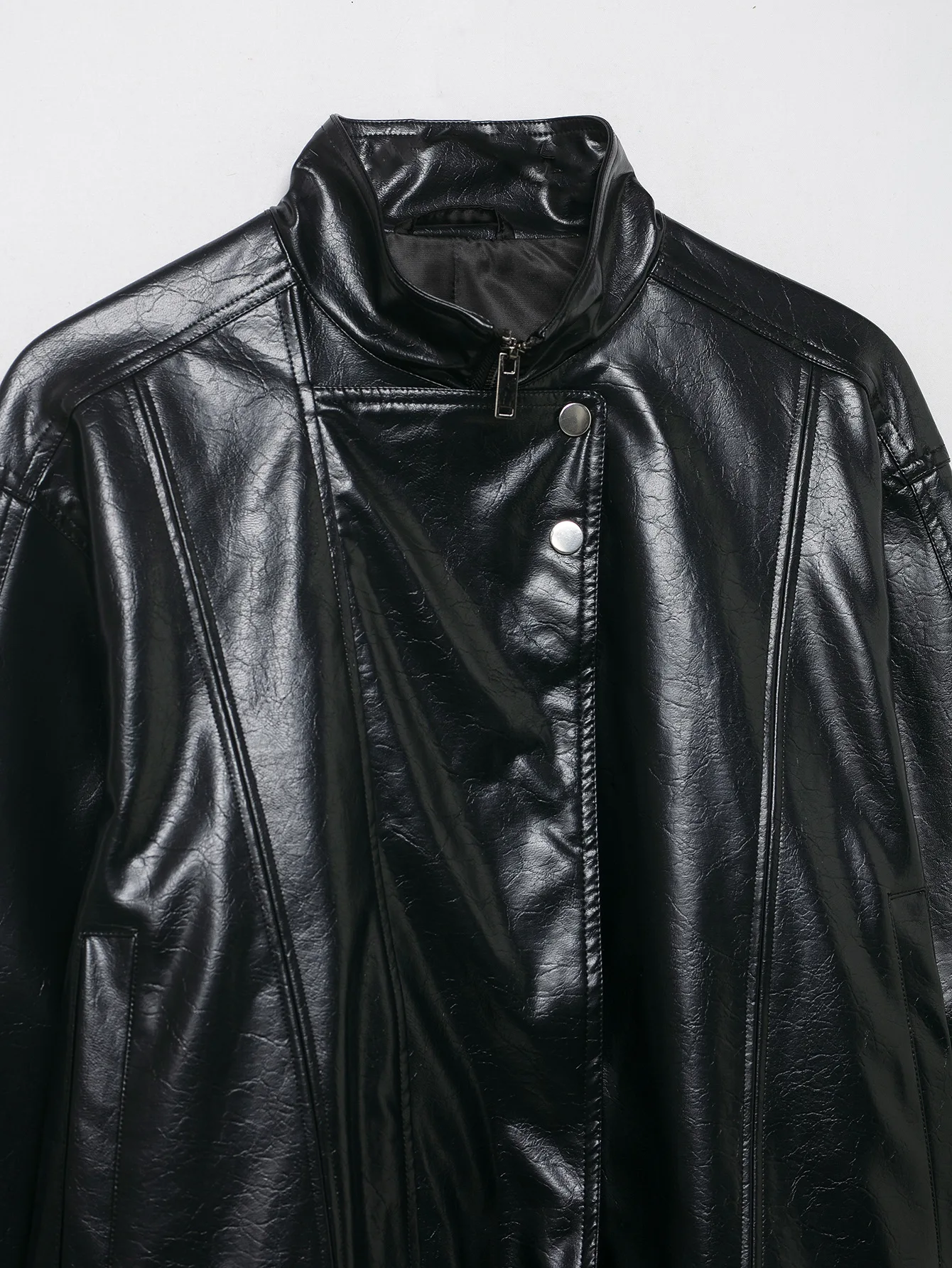 سترة جلدية أوروبية وأمريكية لخريف 2025 بتصميم جديد رائع ورائع وسترة صغيرة راقية على طراز الدراجة النارية