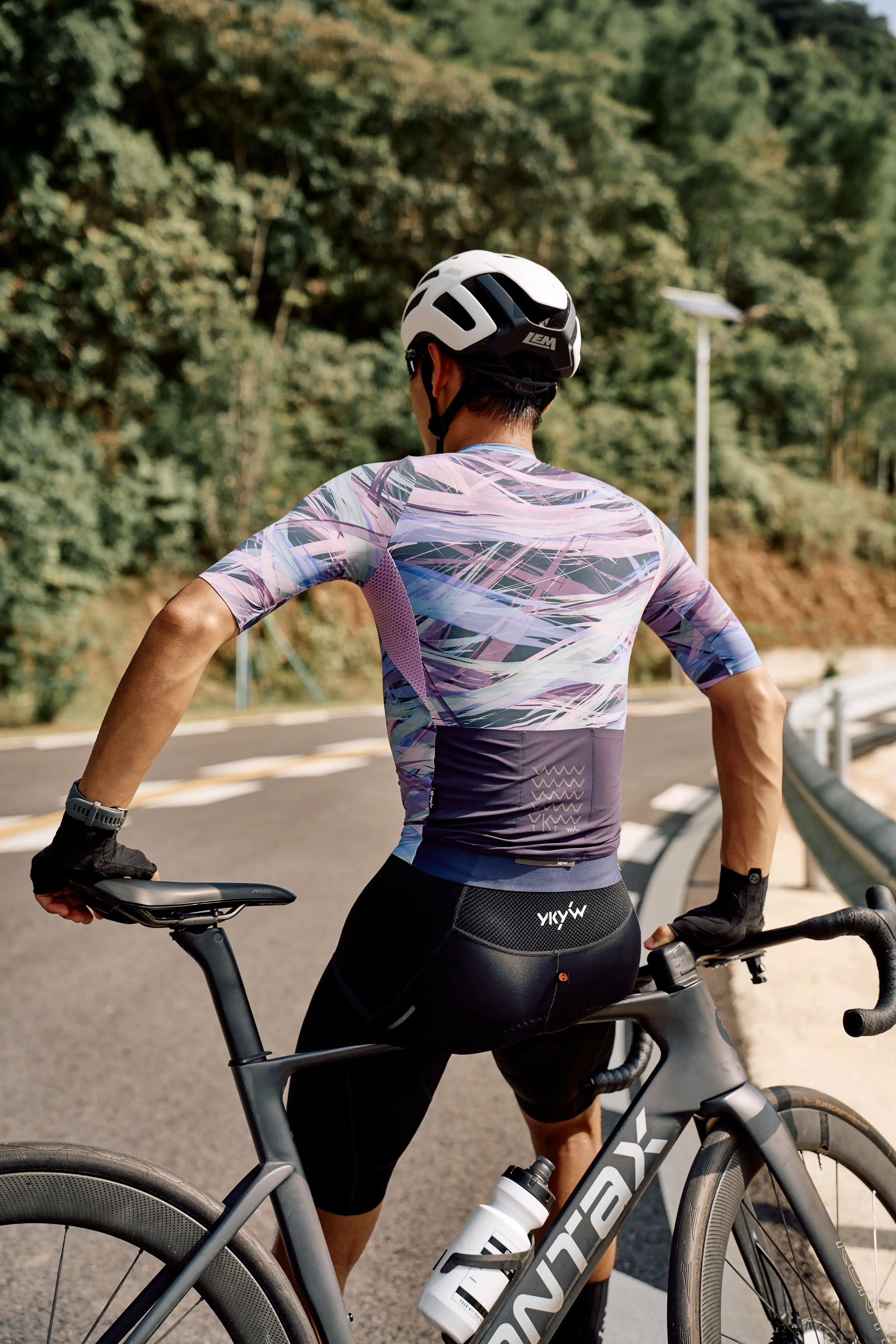 YKYW Herren-Radtrikot, kragenlos, weich, leicht, für Rennräder, atmungsaktiv, Sommer, kurzärmelig, nahtlos, schmal geschnitten – Detail 9