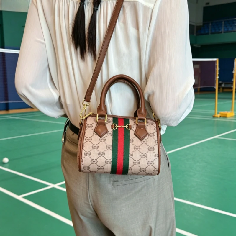 

Classic design women's handbag, fashionable zipper shoulder bag, comfortable women's crossbody bag with luxury chain strap