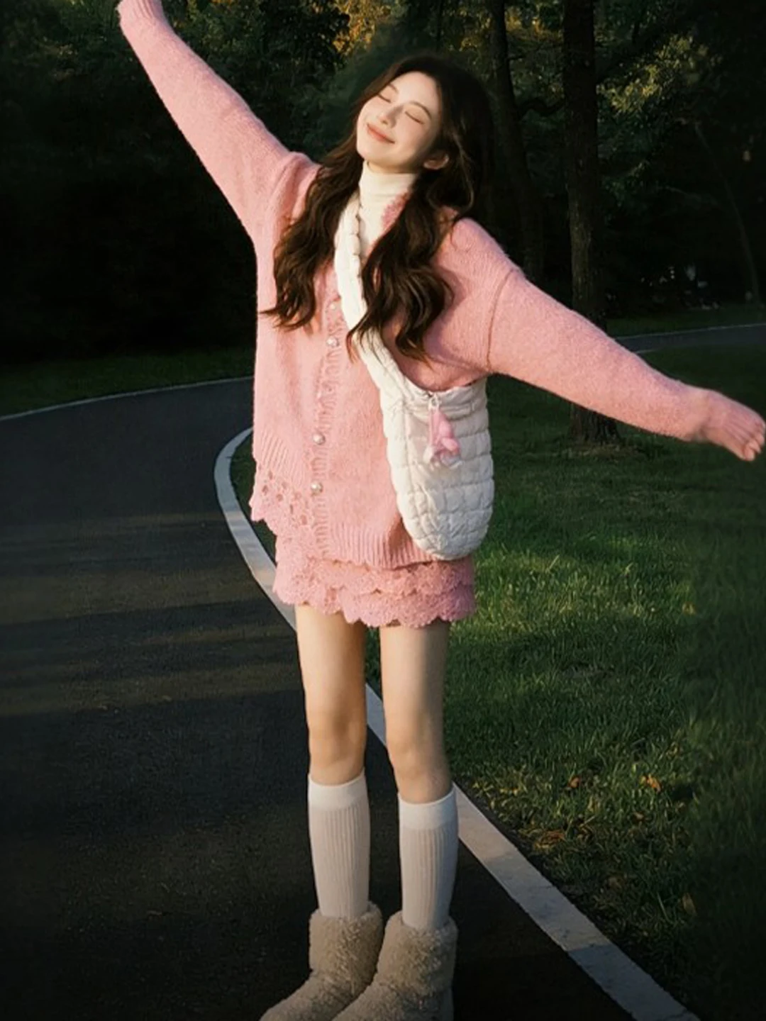 

Стильный весенний комплект из топа с V-образным вырезом и юбки: комфортный, мягкий, с длинными рукавами, с завышенной талией, А-силуэт, повседневный наряд для женщин