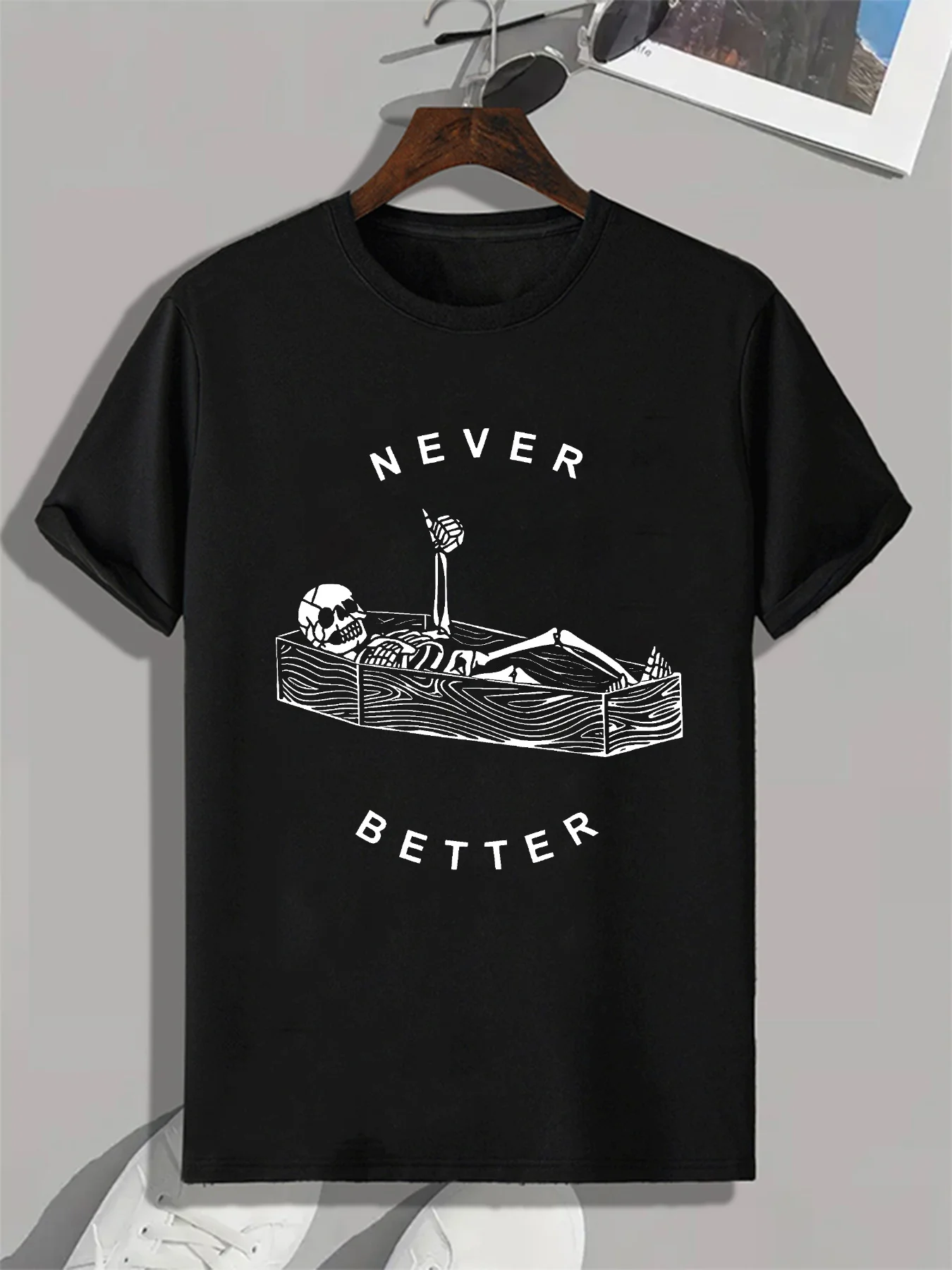 

NEVER BETTER Letter Lying Skeleton Графический принт Мужские футболки с круглым вырезом и короткими рукавами Повседневная футболка Летняя модная
