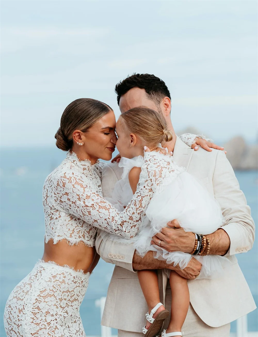 طوكيو مخصص الأبيض الرقبة العالية فساتين الزفاف كم طويل الدانتيل حورية البحر زي العرائس 2025 أنيقة ذيل محكمة فساتين الزفاف