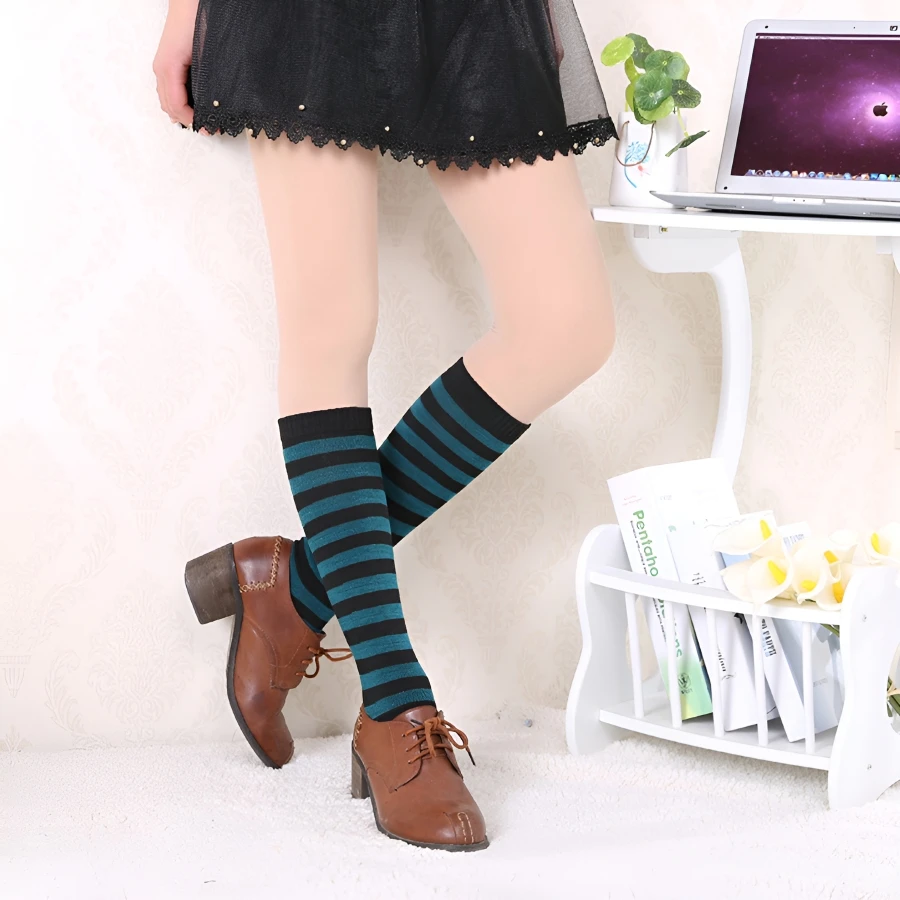 1 Paar kniehohe Damensocken, Oberschenkelsocken, niedlich, grün, weiß, rot, lila gestreift, sexy, schmal geschnittene, lange Röhrensocken – Detail 9