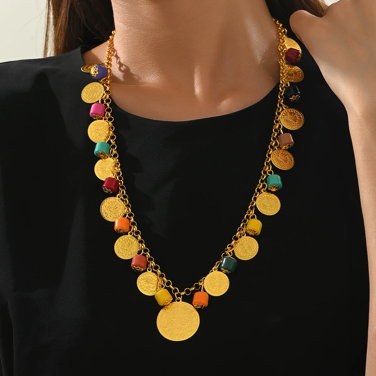 A Vintage Ethnic Style Color-Matched Pendant Necklace In Chain Form, Suitable For Wearing At Parties To Celebrate Festivals.