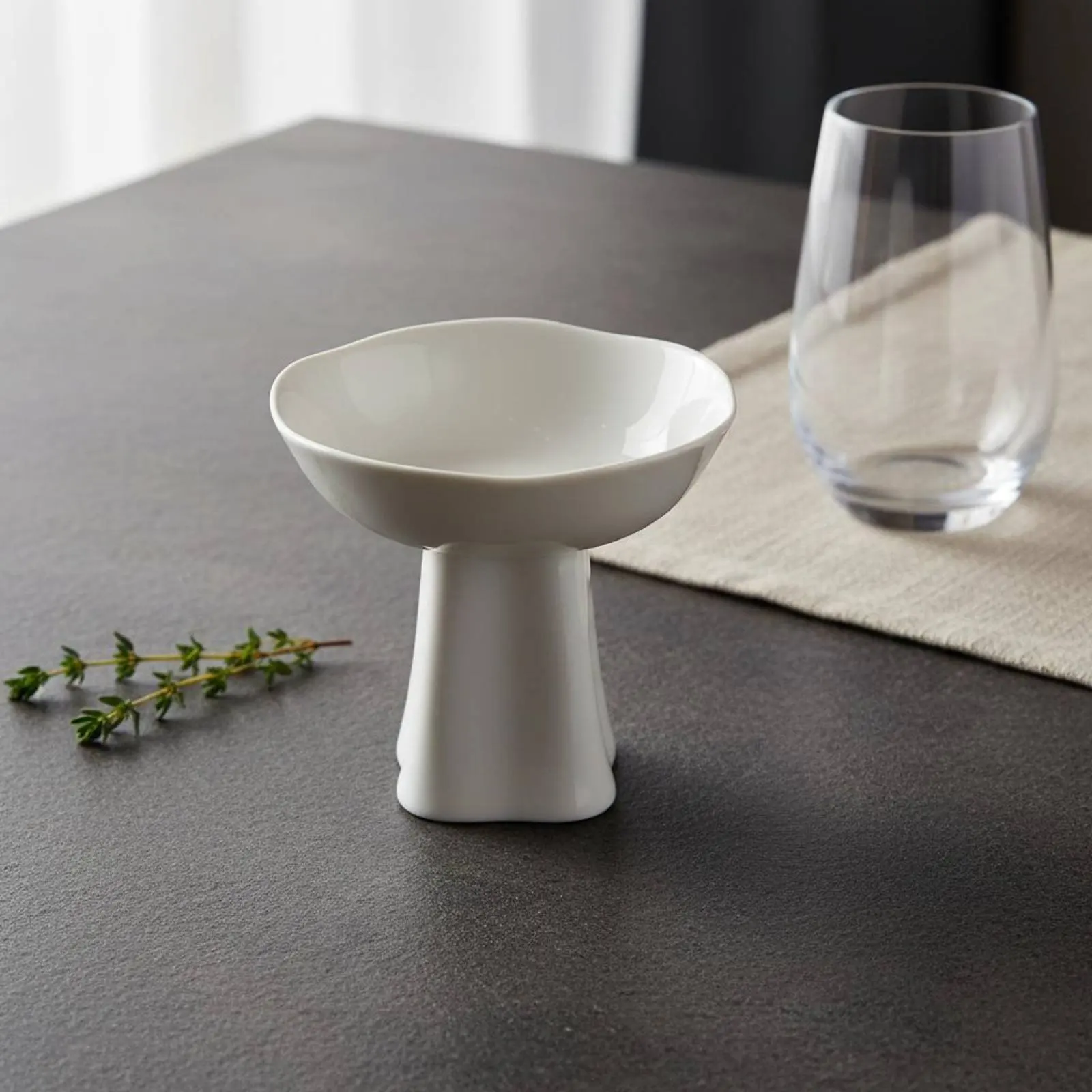 High Foot Dessert Dish Elegant Design White Porcelain Appetizer Plate Border Serving Bowl Long-Lasting Tableware Food-Safe