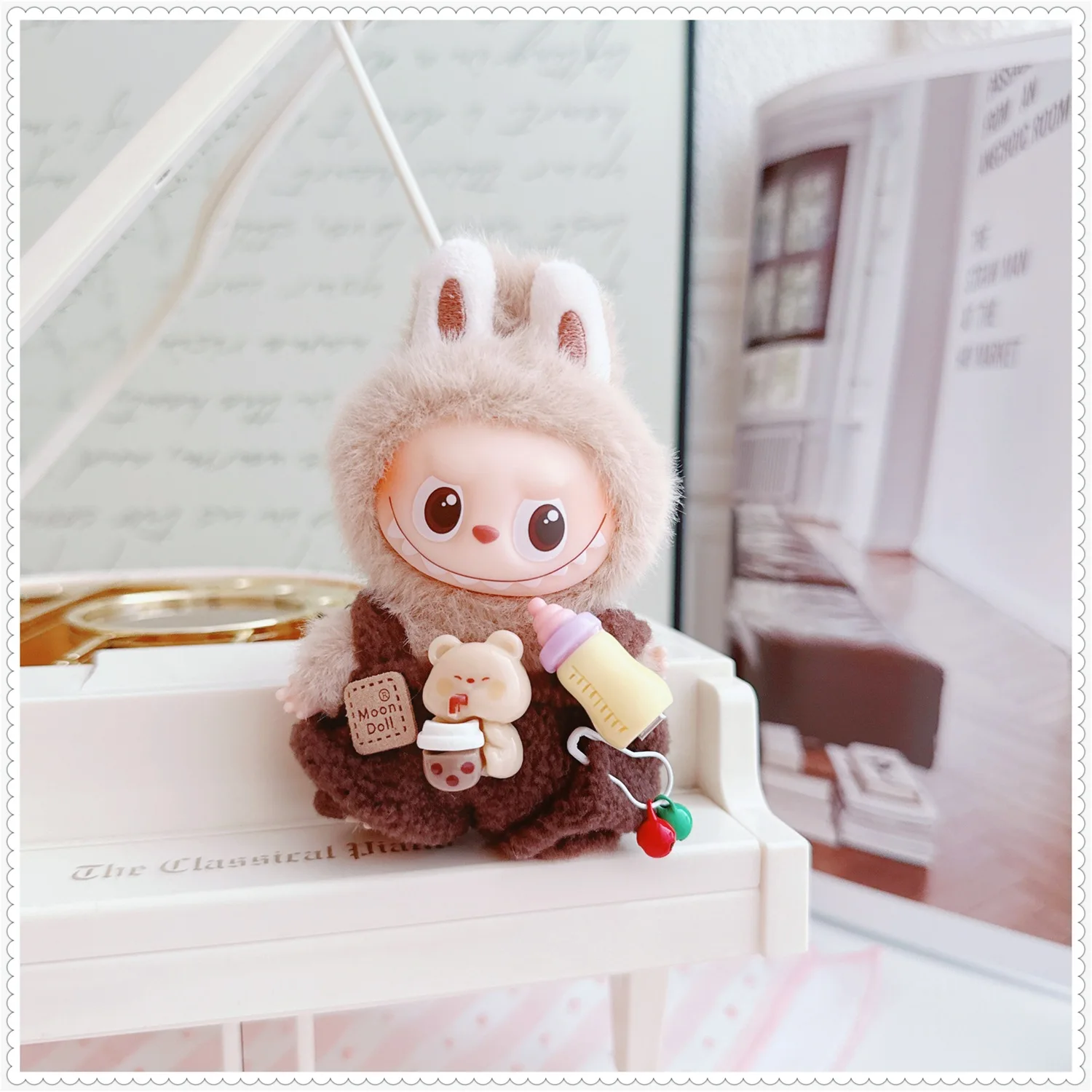 

10 см Mini Labubu 4,0 кукольная одежда 4-го поколения Labubu разноцветные штаны на подтяжках с держателем для бутылок для Mini Labubu