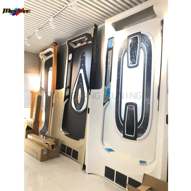Best Quality Ceiling Light Roof Lamp Car Interior Accessory Kit for Toyota Hiace 300 2020 Granvia Deluxe Luxury Interior
