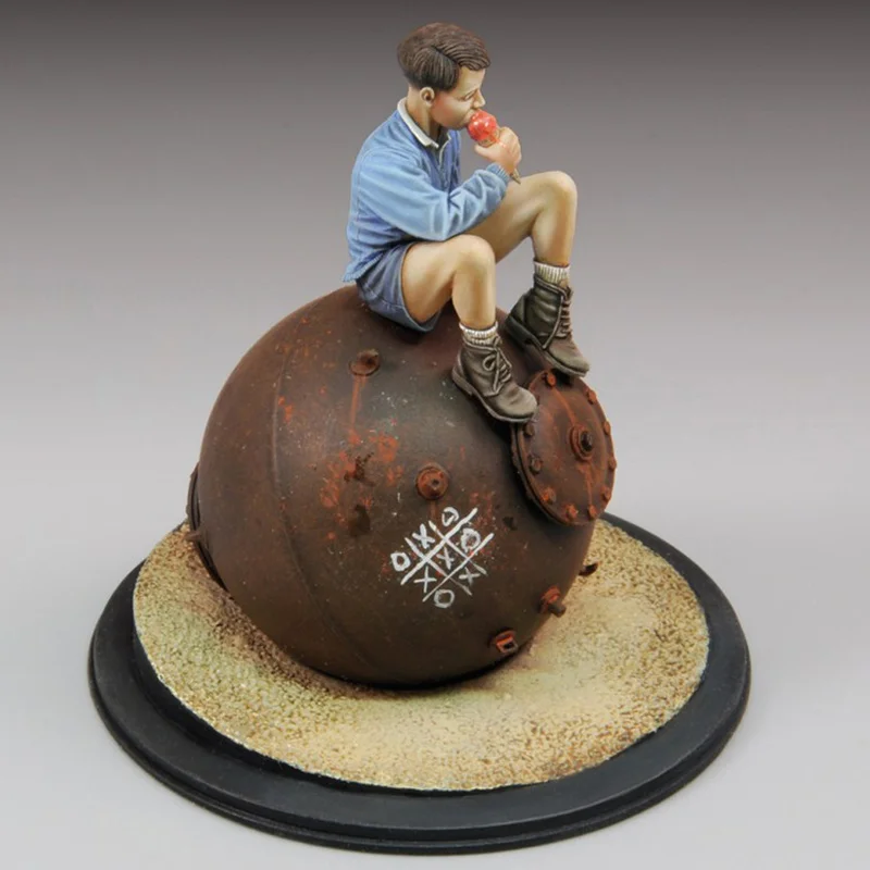 1/35 Die-Casting Resin Figure Model Building Kits Boy Eating Ice Cream in II Unassembled and Unpaint Toys Plastic Model Kits