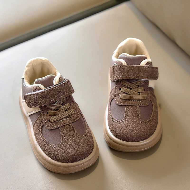 

Удобные детские повседневные туфли из замши коричневого и белого цвета для мальчиков и девочек, дышащие туфли на мягкой подошве с застежкой-липучкой, износостойкие и легкие детские туфли, подходящие для весны и осени, для маленьких детей и школьников, для